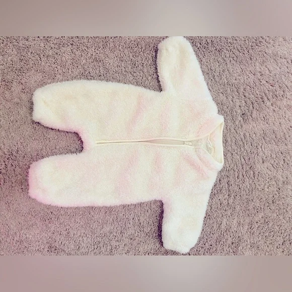 🚫SOLD🚫SOLD🚫NEWBORN FLEECE ONE PIECE Size 0 White with zipper front Warm - Picture 3 of 7